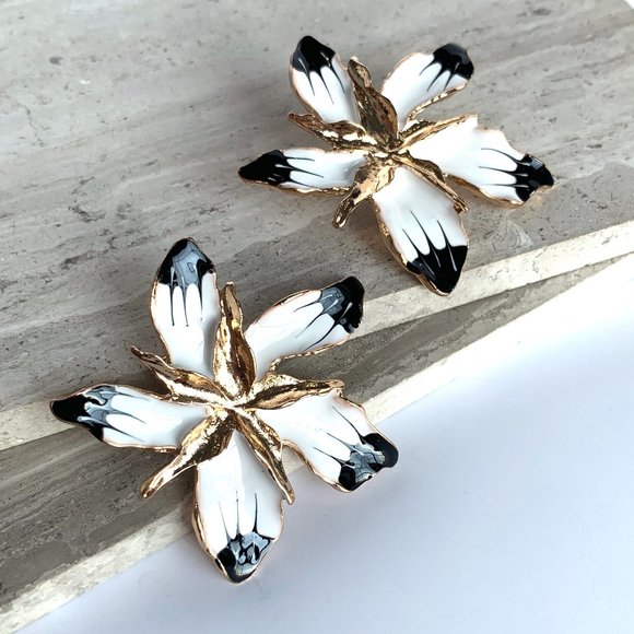 NEW ~ Anthropologie Black & White hand-painted Oversized Flower Earrings - Picture 5 of 8